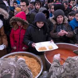 Afectados reciben comida después del terremoto en Diyarbakir, al sureste de Turquía. Foto: EFE