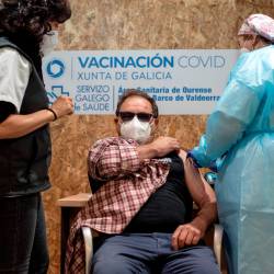 OURENSE, 07/04/2021.- Un hombre recibe la vacuna de AstraZeneca durante la campaña de vacunación masiva que se lleva a cabo estos días en el recinto ferial Expourense, este miércoles en Ourense. EFE/ Brais Lorenzo