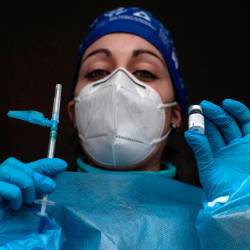 Una trabajadora sanitaria preparando ayer una dosis de la vacuna contra el COVID en una residencia de mayores Foto: EFE/Brais Lorenzo 