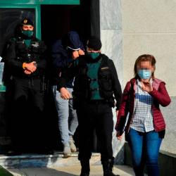 Apresados. Dos de los detenidos este martes en diferentes localidades gallegas en la operación antidroga. Foto: Sxenick 