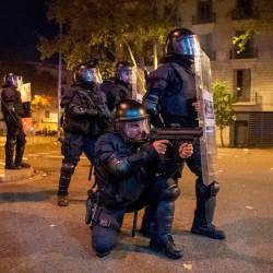 Mossos d Esquadra con pistolas de pelotas de goma durante la sexta jornada de protestas en Barcelona contra la sentencia del Supremo por el ‘procés’. FOTO: Germán Lama