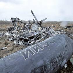 Helicóptero militar de Rusia destruido en un campo cercano a una aldea ucraniana. Foto: Sergei Chuzavkov 