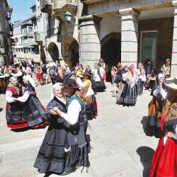 Participantes en el baile tradicional que tuvo lugar ayer por la mañana en la plaza de Cervantes. Foto: Fernando Blanco