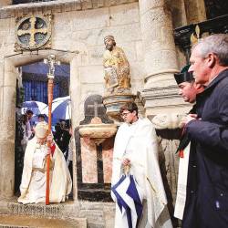 El arzobispo de Santiago oró de rodillas frente a la Puerta Santa momentos antes de cerrarla con llave