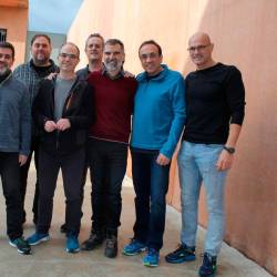 lledoners. Los presos Jordi Sànchez, a la izquierda, seguido de Oriol Junqueras, Jordi Turull, Joaquim Forn, Jordi Cuixart, Josep Rull y Raül Romeva. Foto: Twitter de Omnium Cultural
