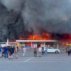 El Cuerpo de Bomberos trata de apagar las llamas tras un ataque del Ejército ruso contra un centro comercial en Ucrania