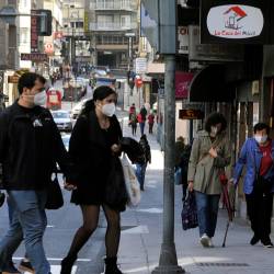 Vecinos de Ourense caminan por una de las calles del barrio de O Couto el mismo día en el que han prohibido las reuniones entre no convivientes ante el aumento de contagios de covid-19. FOTO: Rosa Veiga - Europa Press