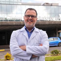 El doctor en Pediatría e investigador clínico Federico Martinón ante el hospital clínico de Santiago. Foto: EFE/Lavandeira jr