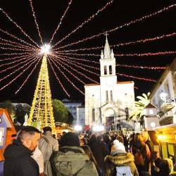 Numeroso público de dentro y fuera de la comarca de Deza visita las Aldeas de Nadal de Lalín. Fotos: Concello