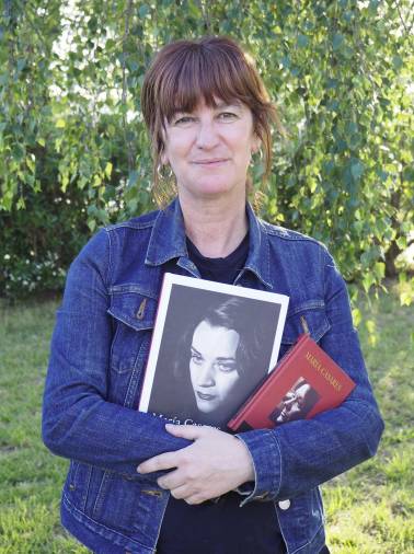 arancha estévez coa primeira edición da biografía de María Casares e coa reedición, que acaba de saír á luz FOTO: Mónica Ares 