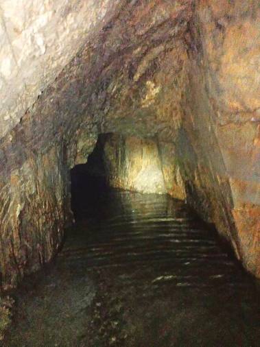 Agua estancada en el interior del túnel subterráneo