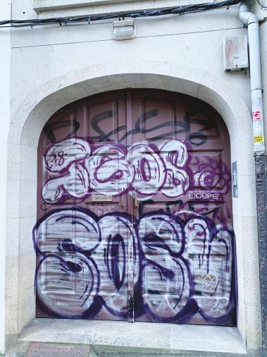 Ni las puertas de las casas se libran de la acción de los grafiteros 