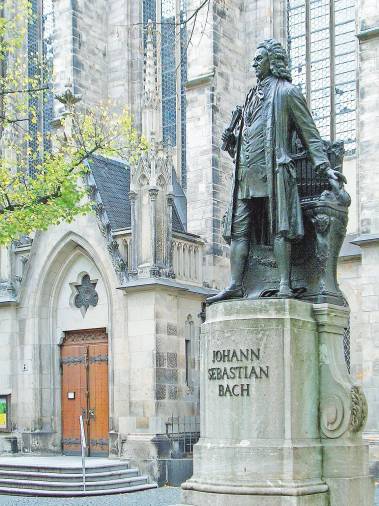 Monumento a J. S. Bach ante la Iglesia de Sto. Tomás. Leipzig. Foto: A. P.
