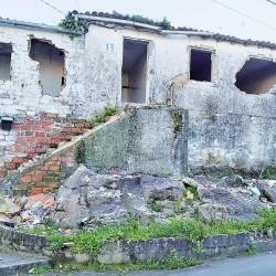 El Concello ha requerido a la propiedad la demolición inmediata de este inmueble situado en el barrio de Conxo. Foto: ECG