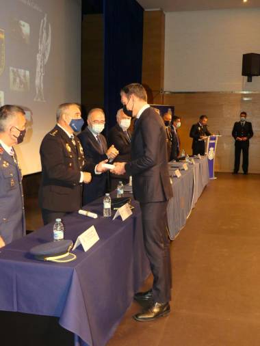 José Ramón García recoge el diploma al reconocimiento por su dedicación y colaboración al servicio de la ciudadanía durante la crisis de la COVID-19