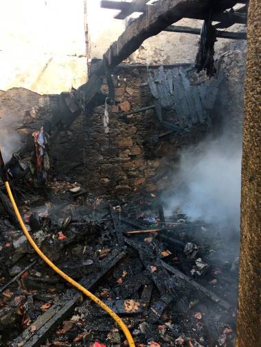 Arde unha casa en Val do Dubra sen que se rexistren danos persoais