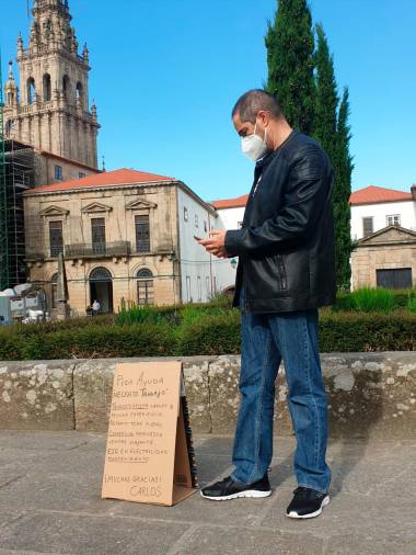 Carlos Noya pidiendo trabajo al lado de la Catedral