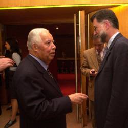 En amigable charla con el editor de honor, don Feliciano Barrera, en un acto celebrado en Santiago. Foto: ECG