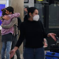 MADRID, 21/12/2020.- Vista de los pasajeros a su llegada al aeropuerto Adolfo Suárez Madrid Barajas este lunes. EFE/ Fernando Villar