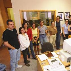 Plantilla de Radio Obradoiro en el primer año de emisión (1998). La autora, quinta por la izquierda.