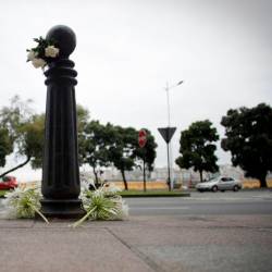 Flores en el lugar donde se produjo el ataque contra Samuel Luiz Muñiz, cercano al Paseo Marítimo de A Coruña. Foto: EFE/ Cabalar.