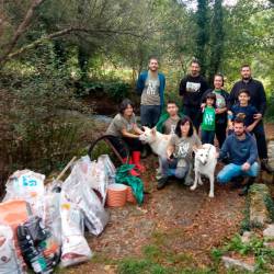 Grupos de Afonso Eanes e Son da Terra co lixo recollido, neste caso no Val de Barcala. Foto: Adega