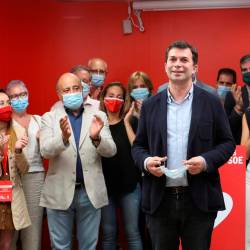 Gonzalo Caballero valoró los resultados de su partido en la sede de los socialistas de O Pino (Santiago). Foto: Xoán Rey
