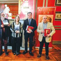 El conselleiro Román Rodríguez con la consejera madrileña Marta Rivera y el escritor Ramón Pernas