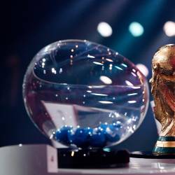 La Copa del Mundo con las bolas del sorteo. Foto: Efe
