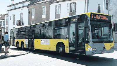 El autobús urbano desde Os Tilos hasta el Aeropuerto es un ejemplo de la línea a seguir, aunque representa un caso aislado. Foto: I.S.