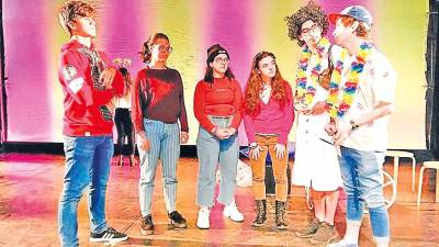 Escolares en una función de teatro en una edición anterior del festival celebrada en Santiago de Compostela. Foto: G.