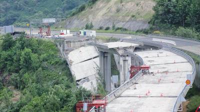 vista del viaducto de O Castro de la autovía del noroeste desplomado. El 7 y el 16 de junio fueron las fechas de los derrumbes. Foto: Alberto Vázquez / E.press