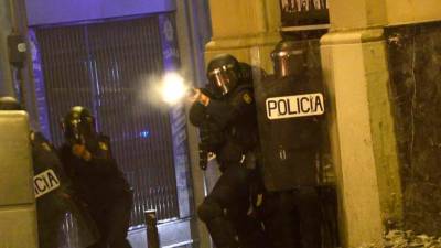 orden. Entre tensión, varios antidisturbio gallegos se defienden en la operación Ícaro (Barcelona). Foto: SUP 