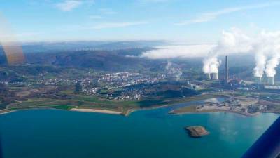 Vista aérea de la central térmica de As Pontes y del lago nacido de la explotación de la mina de carbón. Foto: RTVE