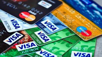 ESTAFADORES. En uno de los registros en un piso de Valladolid se localizaron 25 tarjetas de crédito sustraídas. Foto: ECG