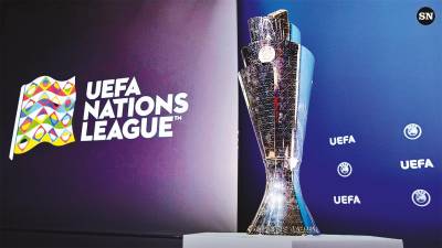 La copa de la Uefa Nations League con la bandera de fondo