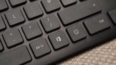 Microsoft incorpora una tecla especial de Emojis a su teclado. (Fuente, www.cnet.com)