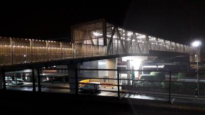 En los últimos días ya se han llevado a cabo pruebas de iluminación en la pasarela peatonal de la intermodal. Foto: Miguel Taboada