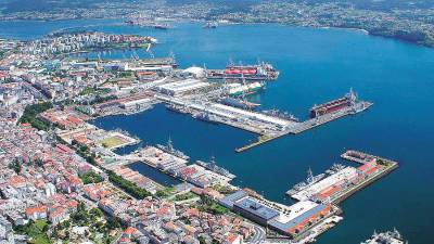 a vuelo de pájaro. Vista aérea de los astilleros de Navantia en la ría de Ferrol y del Arsenal Militar. Foto: NSFF