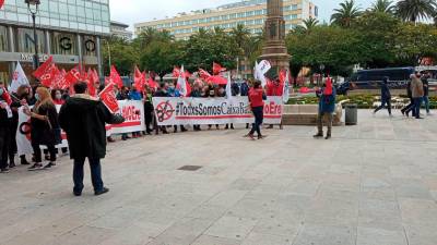 Protesta de trabajadores de Caixabank contra el ERE en A Coruña. Foto. E. Press
