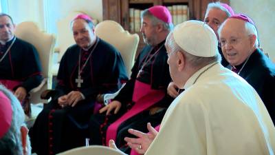 Monseñor Barrio, a la derecha del pontífice, en un momento del encuentro. Foto: Santa Sede