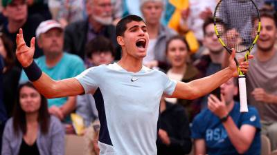 Carlos Alcaraz celebra una victoria en Roland Garros 2022. Foto: ATP