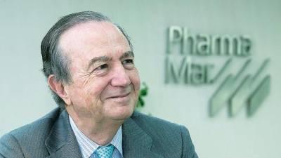 Ilusión. El presidente de PharmaMar, José María Fernández Sousa-Faro, en una imagen delante del logo de la biotecnológica. Foto: Agencias 
