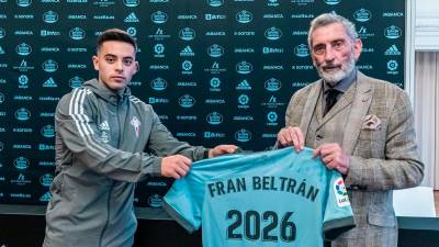 El jugador Fran Beltrán con el presidente Mouriño. Foto: RCC