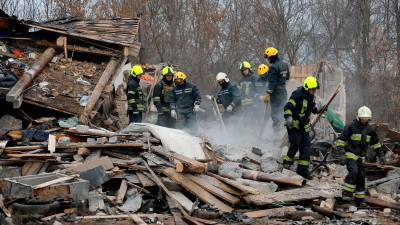 más destrucción en ucrania. Trabajadores de rescate trabajan en una casa residencial dañada por un ataque ruso con misiles en Kiev. Foto: Europa Press
