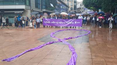 Os participantes despregaron un gran lazo morado, símbolo da loita contra a violencia de xénero. Foto: C. C.