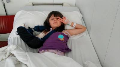 INGRESO. La pequeña noiesa permanecerá ingresada en la clínica de Barcelona hasta el sábado. Foto: L. G. 