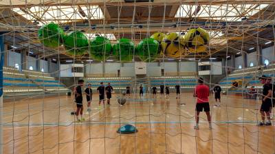 estreno Un momento de la sesión de entrenamiento que realizó ayer el Santiago Futsal en Santa Isabel. Foto: SF 