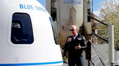 Jeff Bezos junto al cohete ‘New Shepard’ hace unos días. Foto: rtve.es