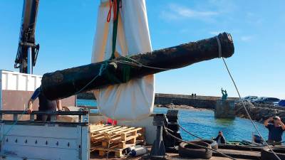 Uno de los cañones hallados en aguas de Corrubedo. Foto: Ministerio de Defensa